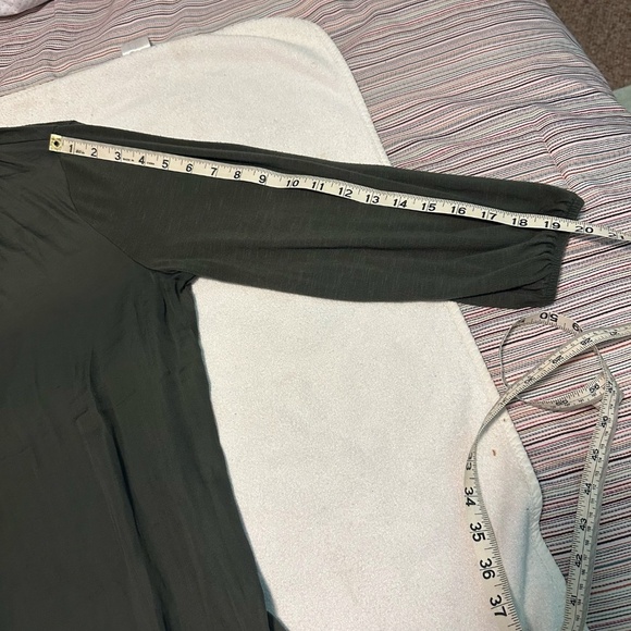 Chico’s Sz 1 (US M/L) Dark Khaki/Olive Green Ruffle Detail V Neck Top GUC - Picture 9 of 10